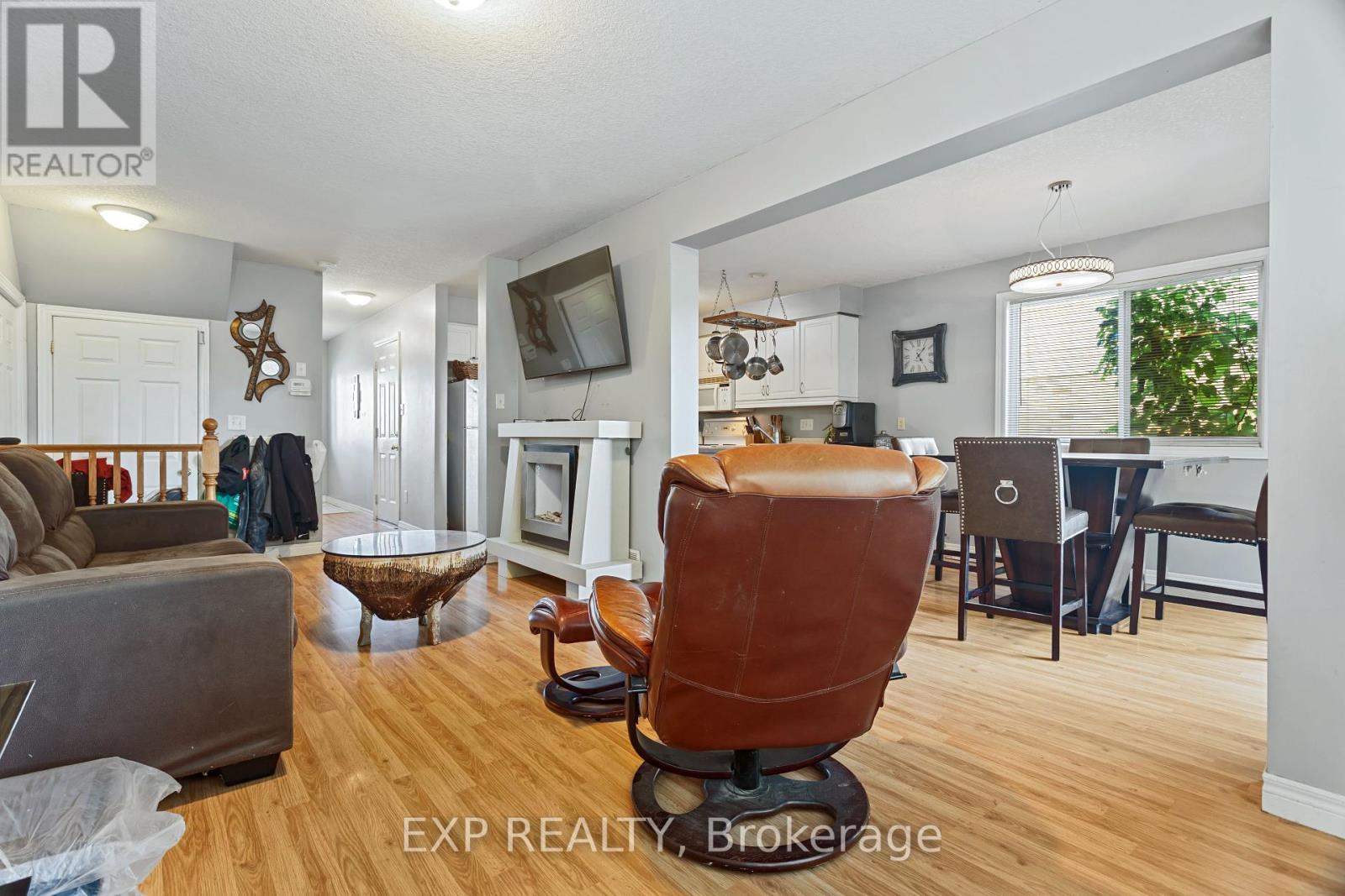 Photo 8 of 118 Chateau Crescent, Cambridge ON