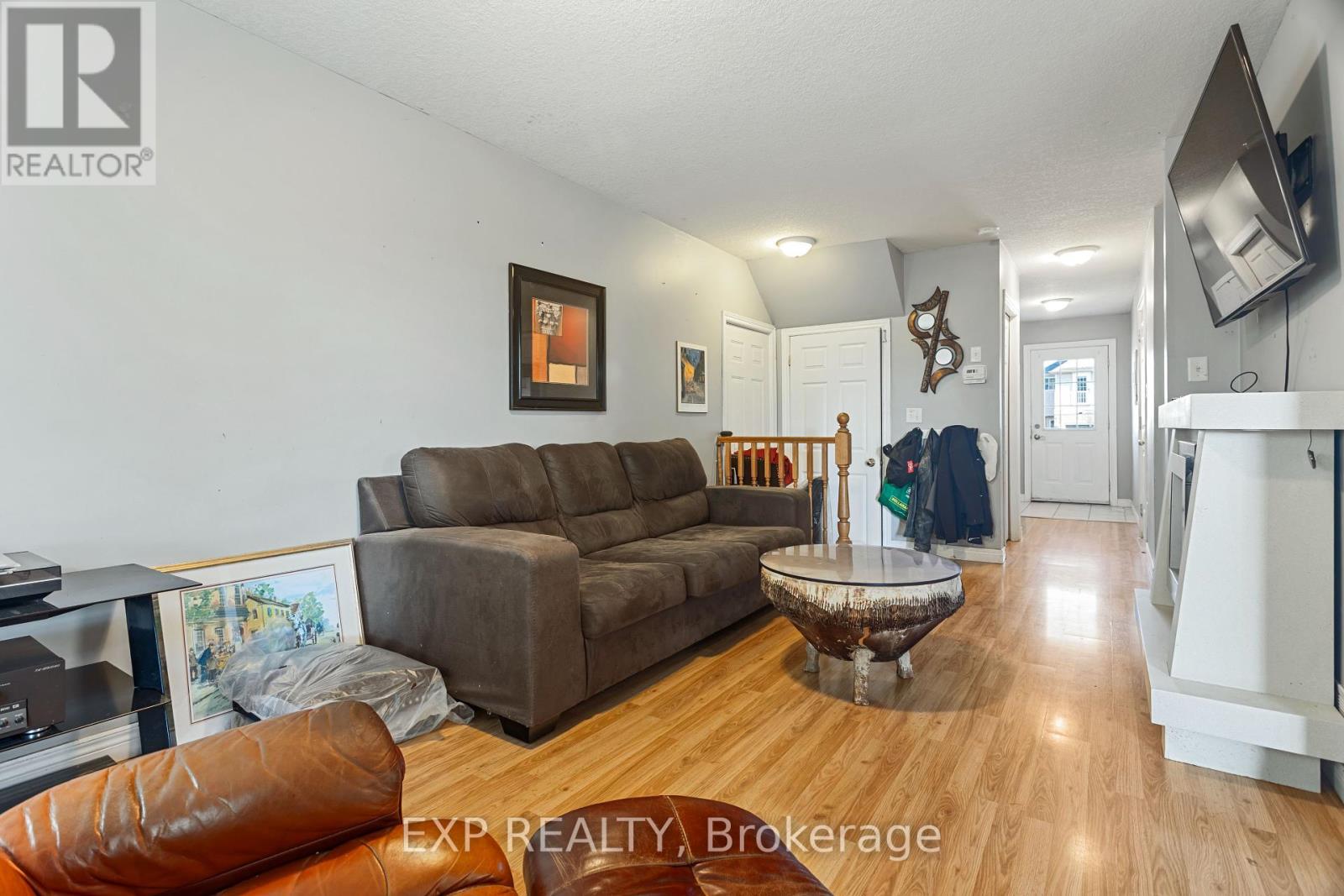 Photo 9 of 118 Chateau Crescent, Cambridge ON