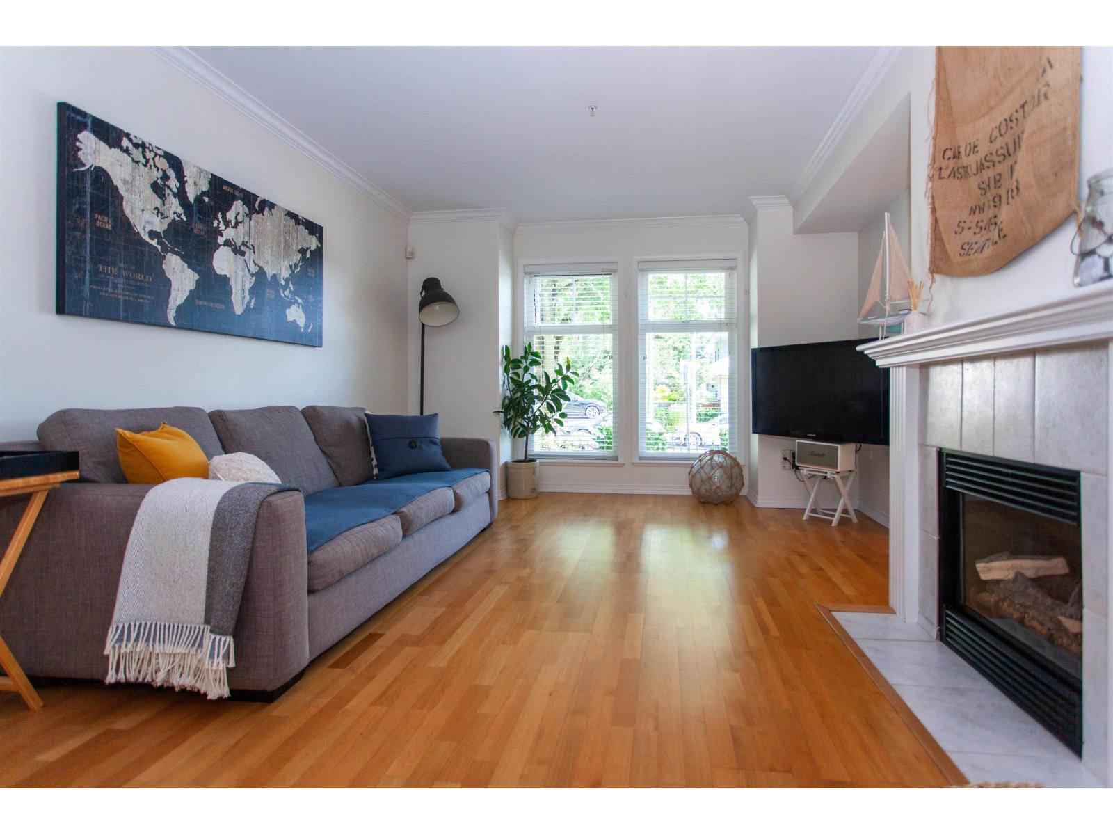 Photo 4 of 2 15432 16 A Avenue, Surrey BC