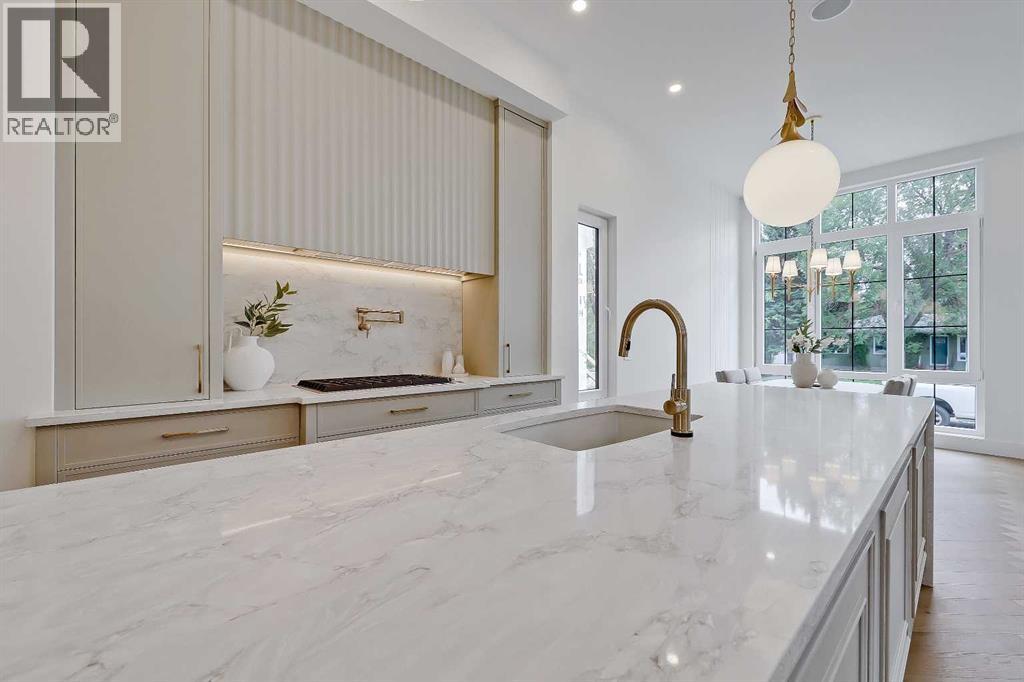 Photo 10 of 2322 54 Avenue Sw, Calgary AB