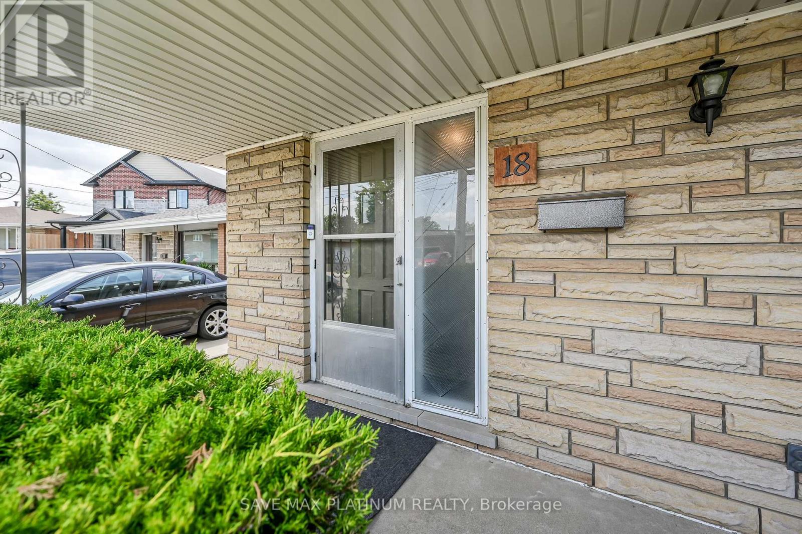 Photo 6 of 18 Gardenia Court, Hamilton ON