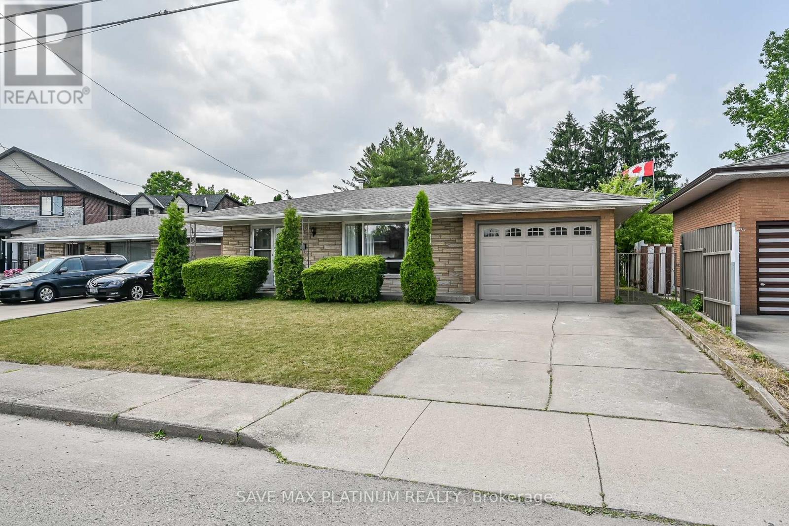 Photo 4 of 18 Gardenia Court, Hamilton ON
