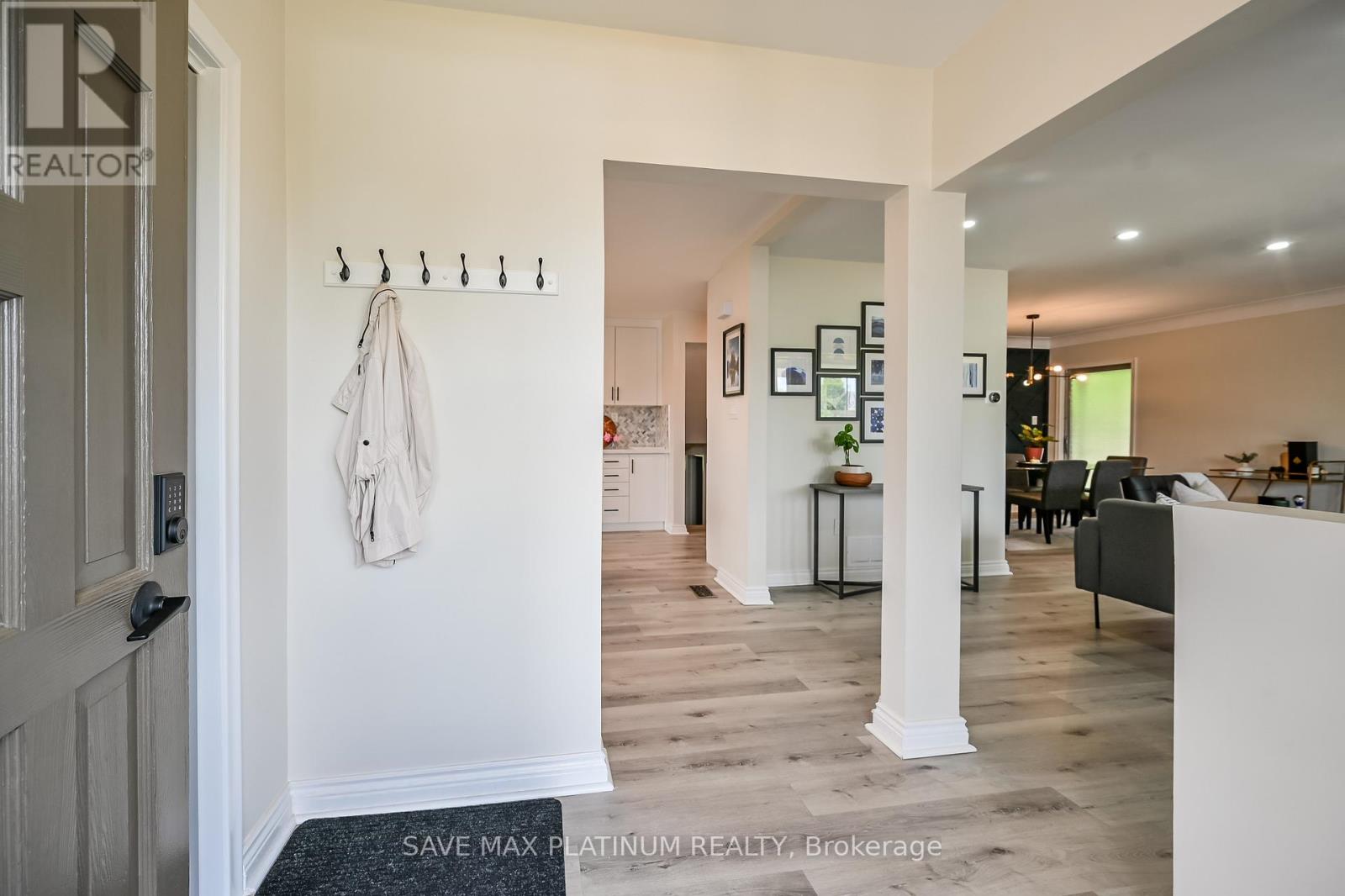 Photo 8 of 18 Gardenia Court, Hamilton ON