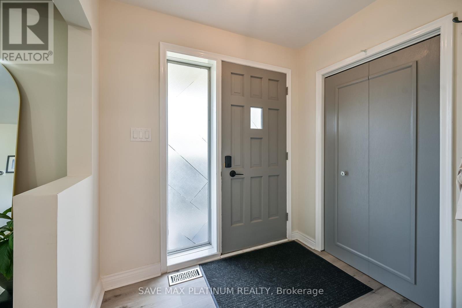 Photo 7 of 18 Gardenia Court, Hamilton ON