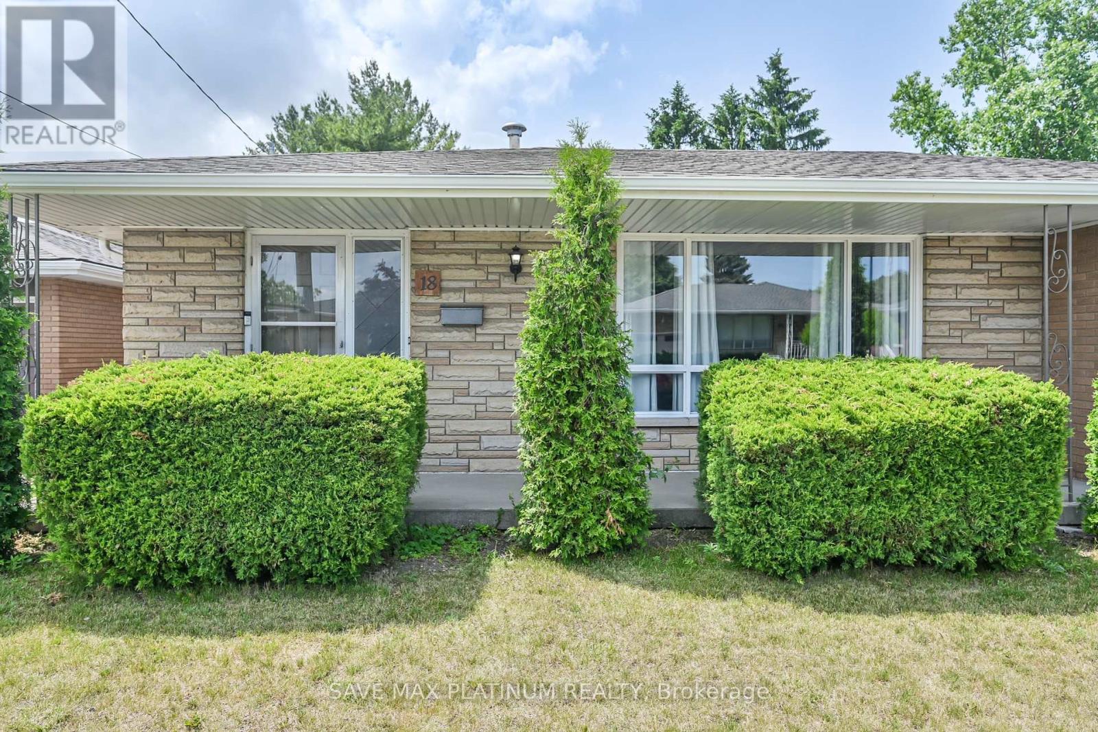 Photo 5 of 18 Gardenia Court, Hamilton ON