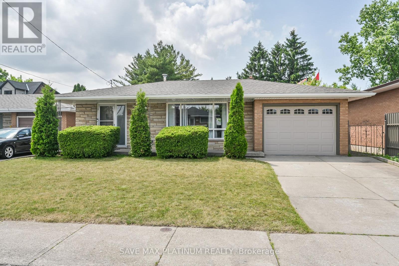Photo 3 of 18 Gardenia Court, Hamilton ON