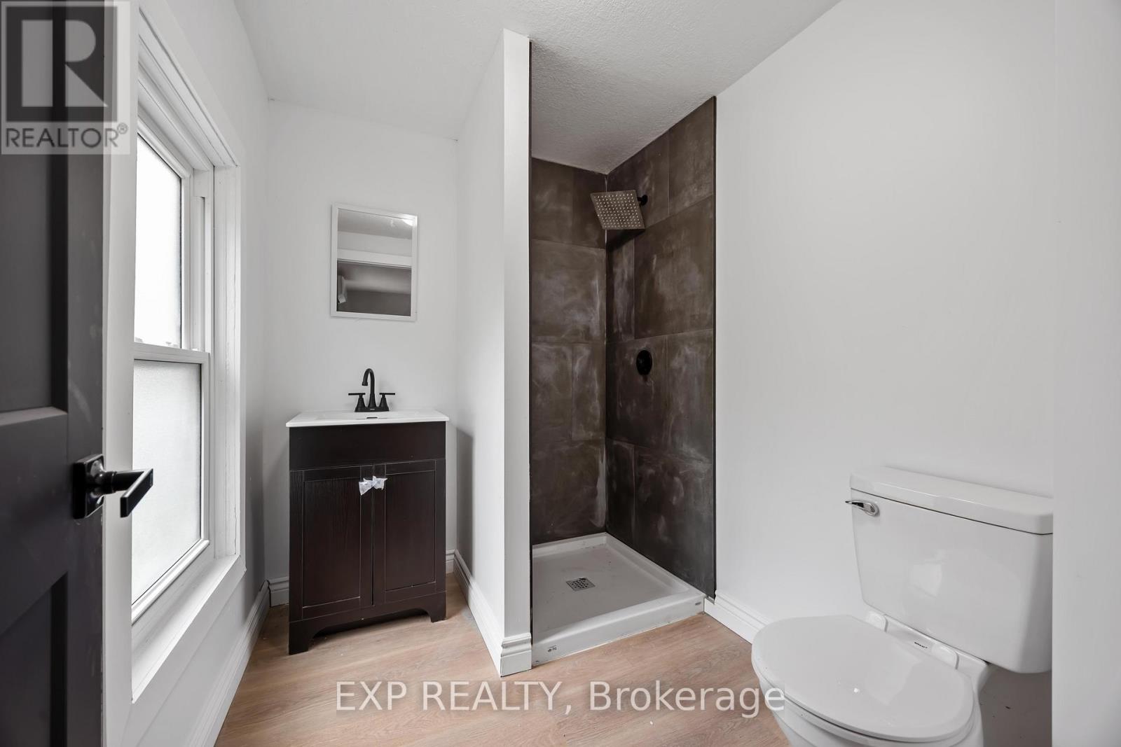 Photo 17 of 173 Brock Street S, Sarnia ON