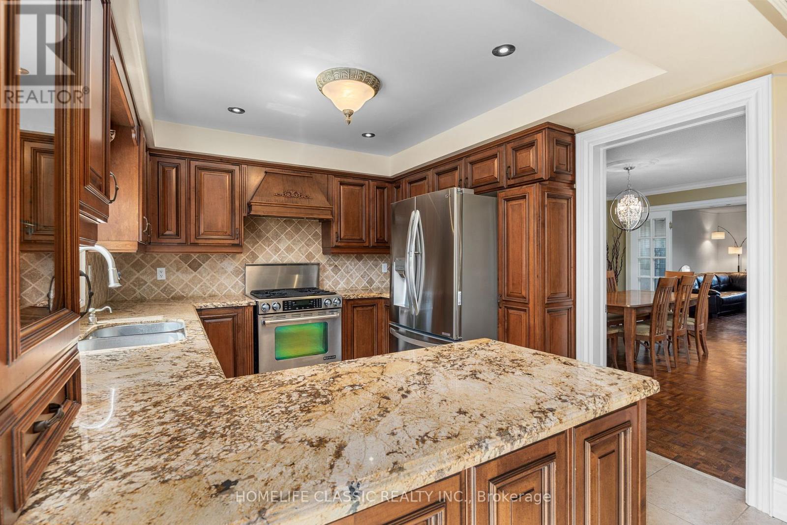 Photo 10 of 133 Medallion Boulevard, Vaughan ON