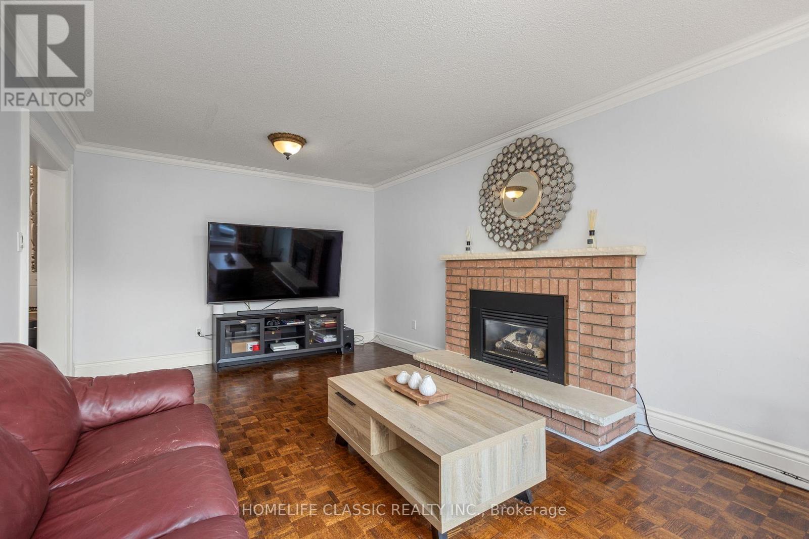 Photo 16 of 133 Medallion Boulevard, Vaughan ON