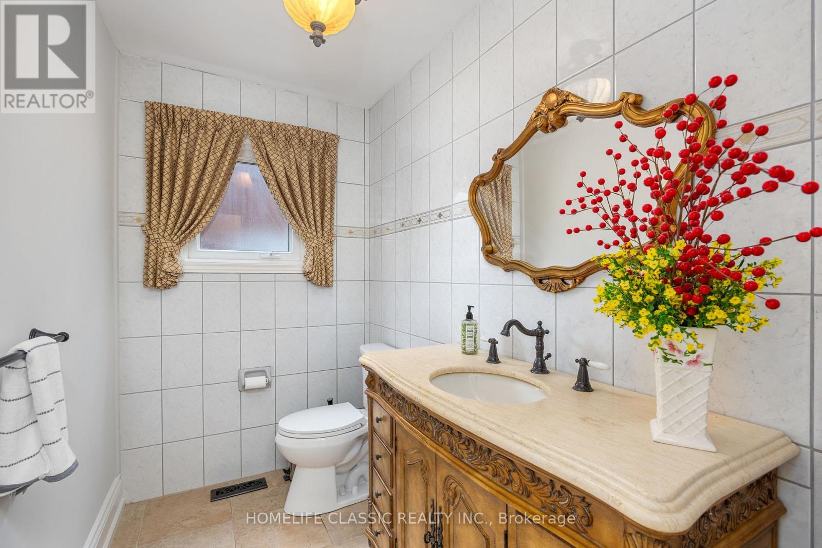 Photo 17 of 133 Medallion Boulevard, Vaughan ON