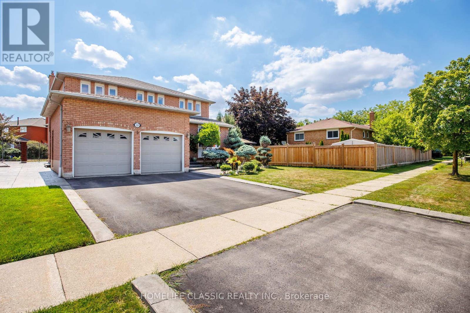 Photo 2 of 133 Medallion Boulevard, Vaughan ON