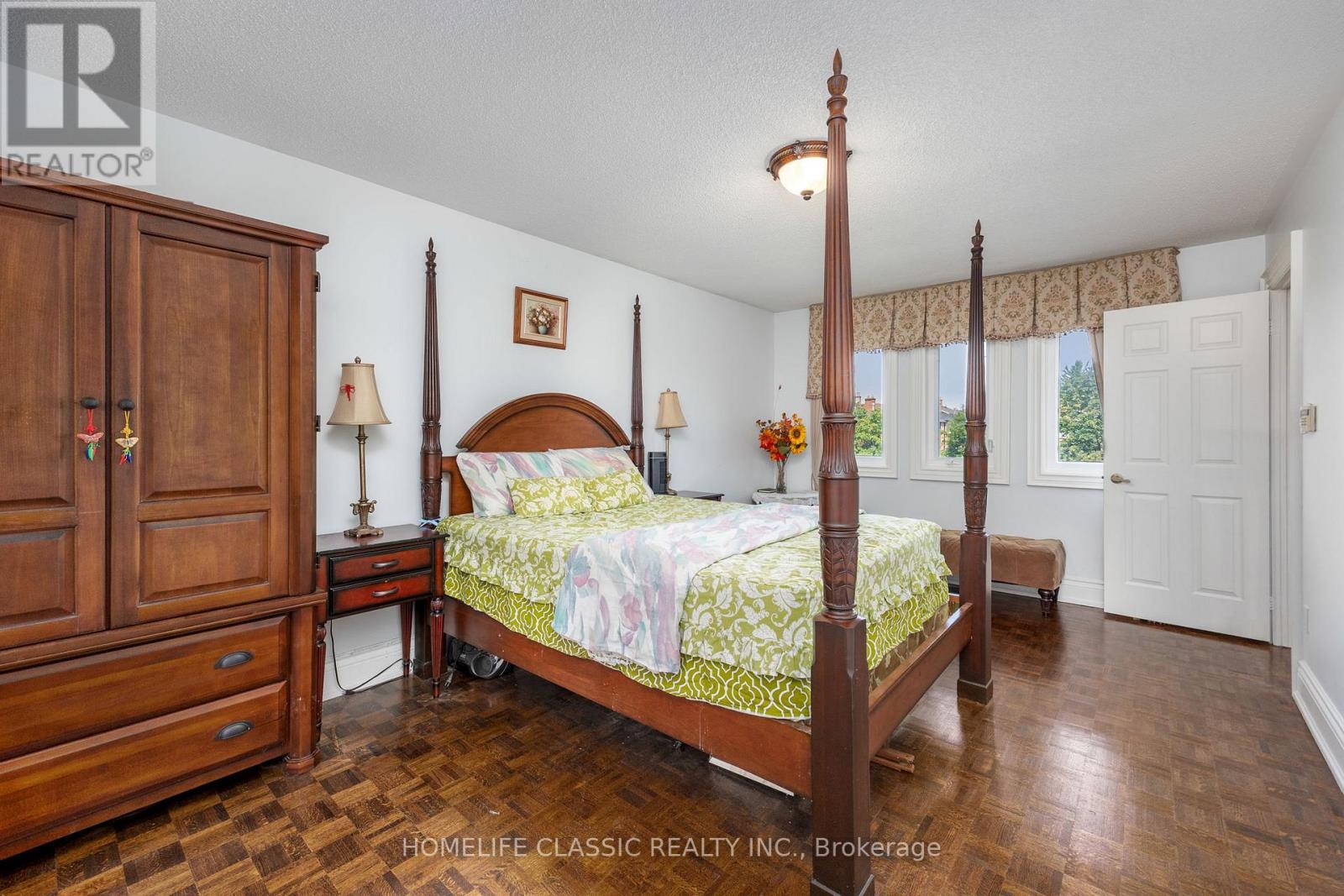 Photo 21 of 133 Medallion Boulevard, Vaughan ON