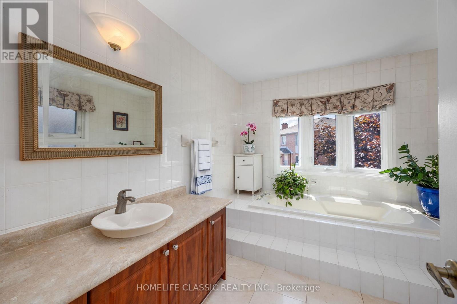 Photo 24 of 133 Medallion Boulevard, Vaughan ON