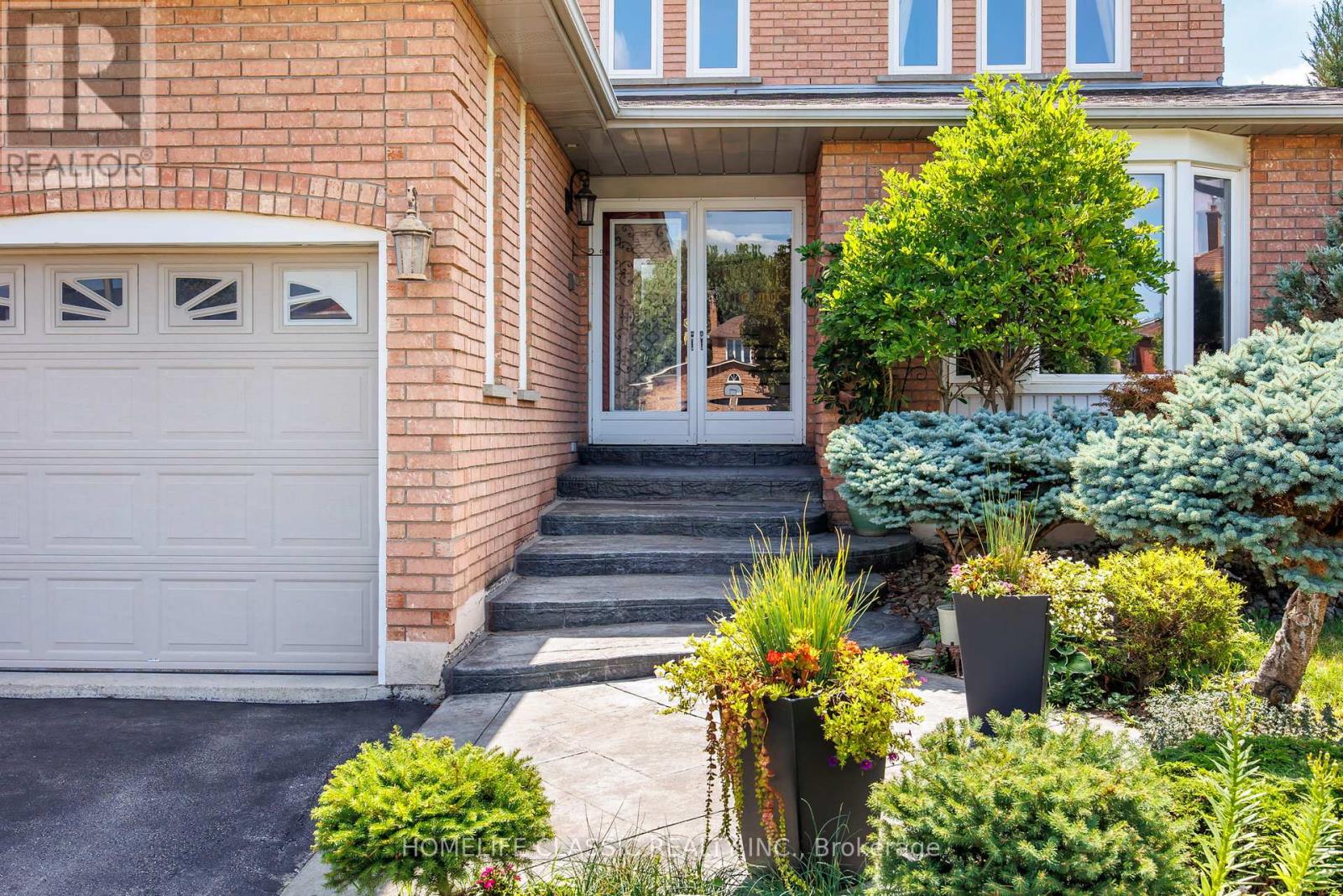 Photo 3 of 133 Medallion Boulevard, Vaughan ON