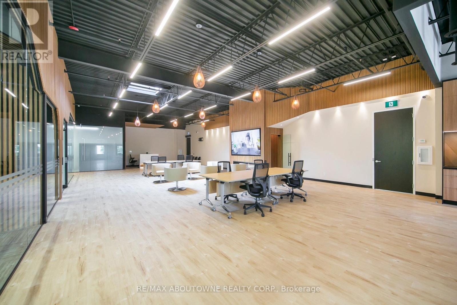 Photo 14 of 211 1 320 Matheson Boulevard W, Mississauga ON