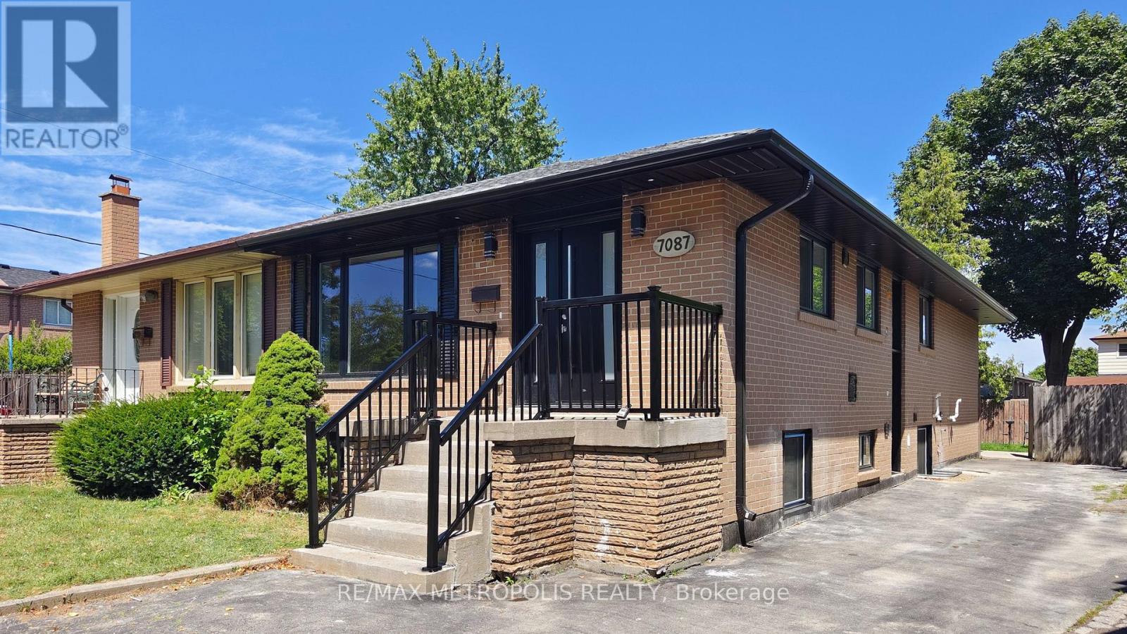 Photo 1 of 7087 Landen Court, Mississauga ON