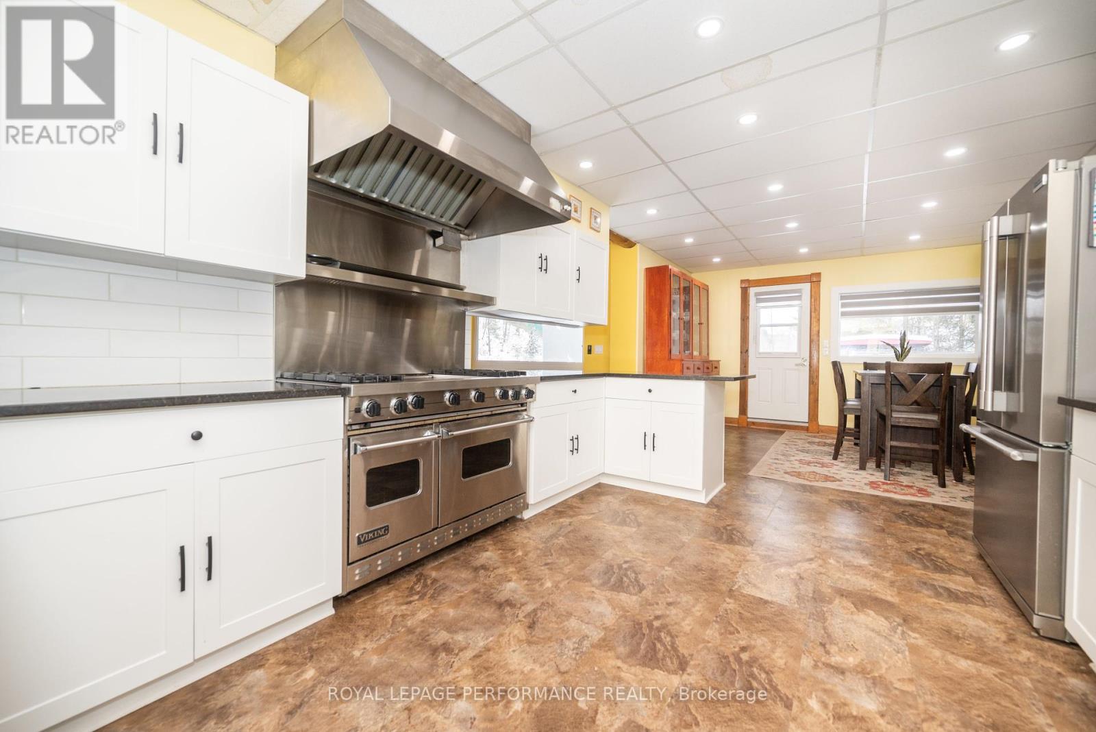 1371 VICTORIA STREET - 23