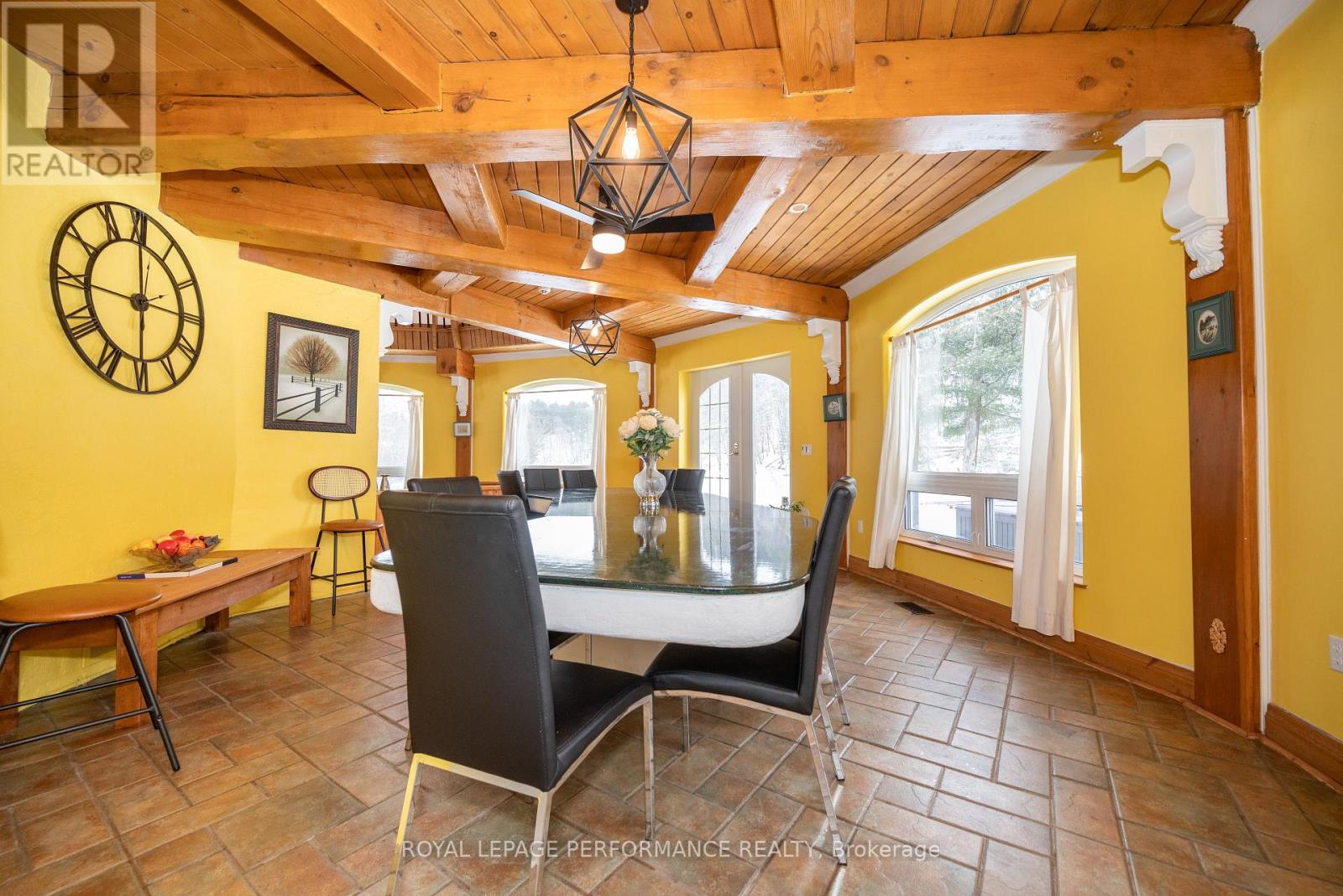 1371 VICTORIA STREET - 21