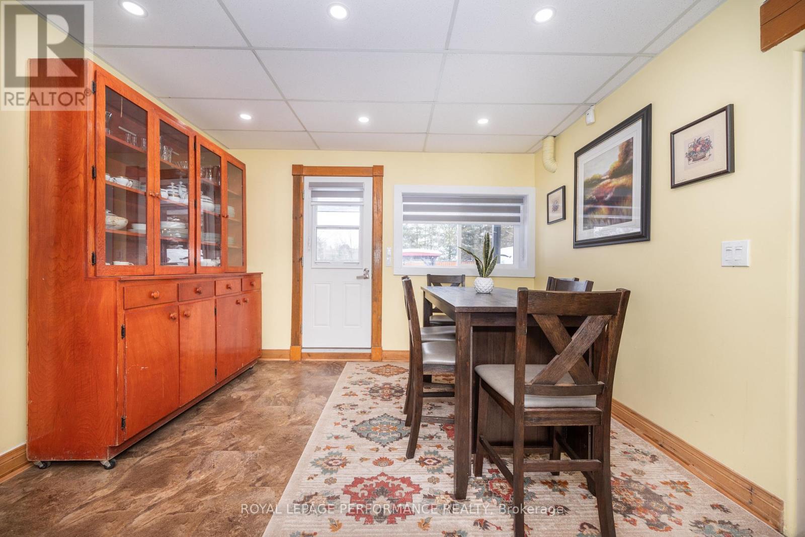 1371 VICTORIA STREET - 22