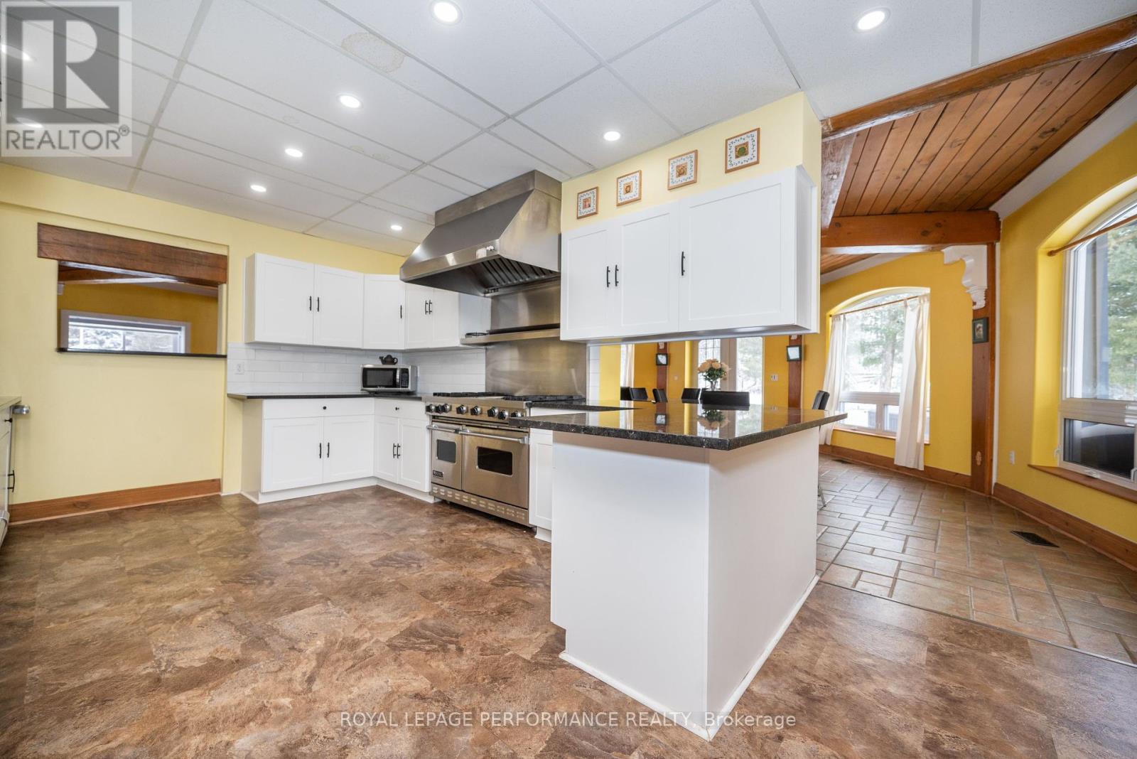 1371 VICTORIA STREET - 24