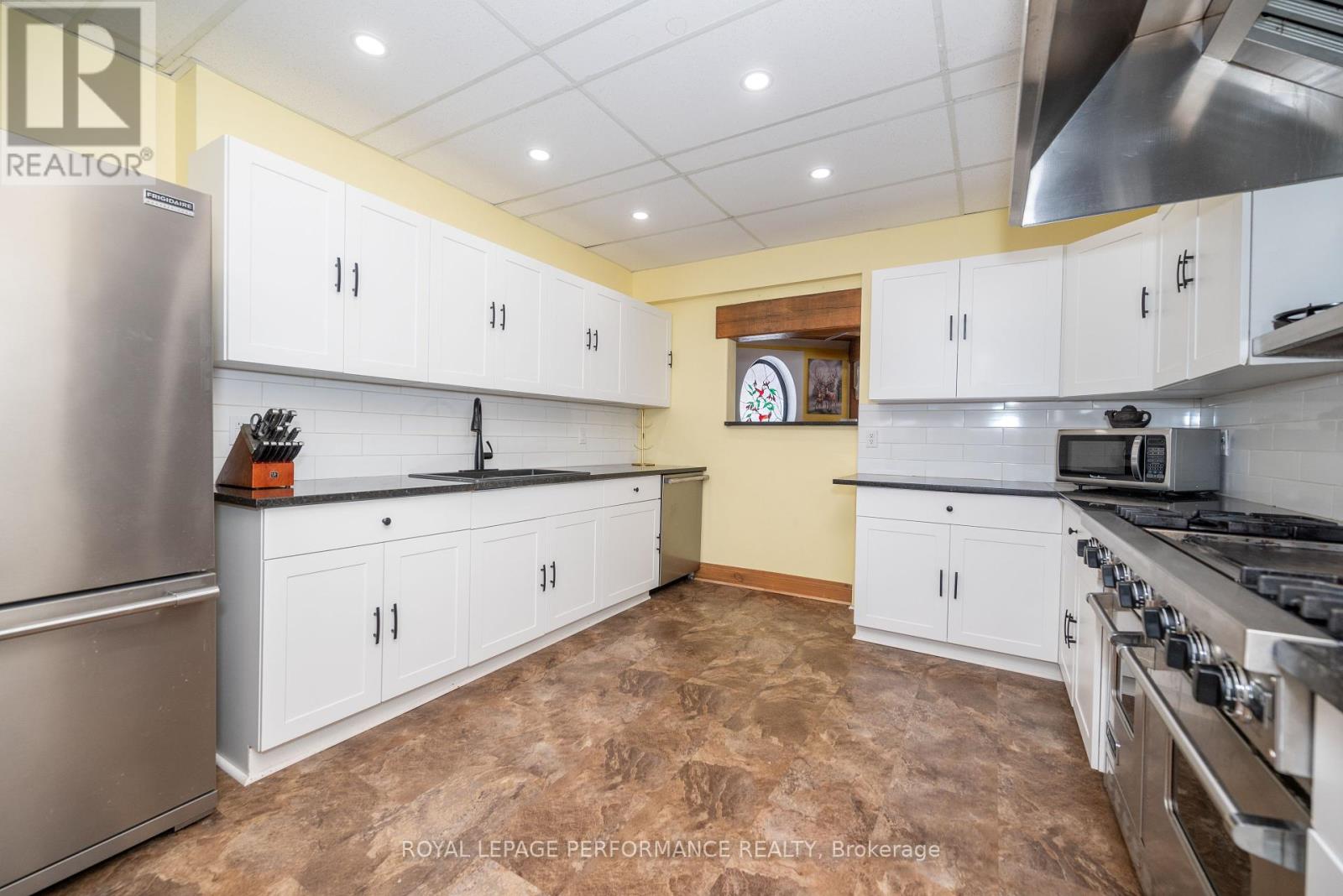 1371 VICTORIA STREET - 25