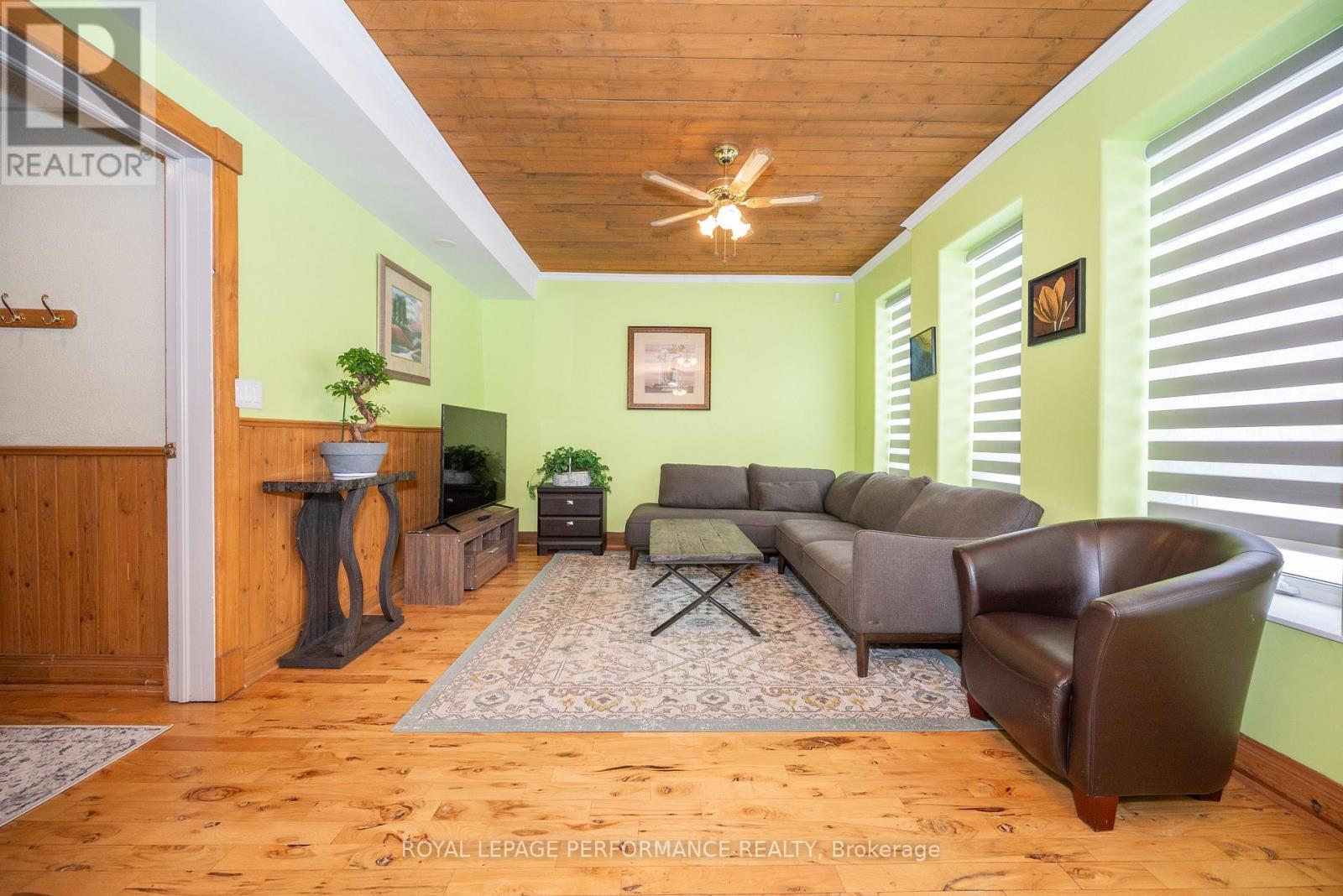 1371 VICTORIA STREET - 27