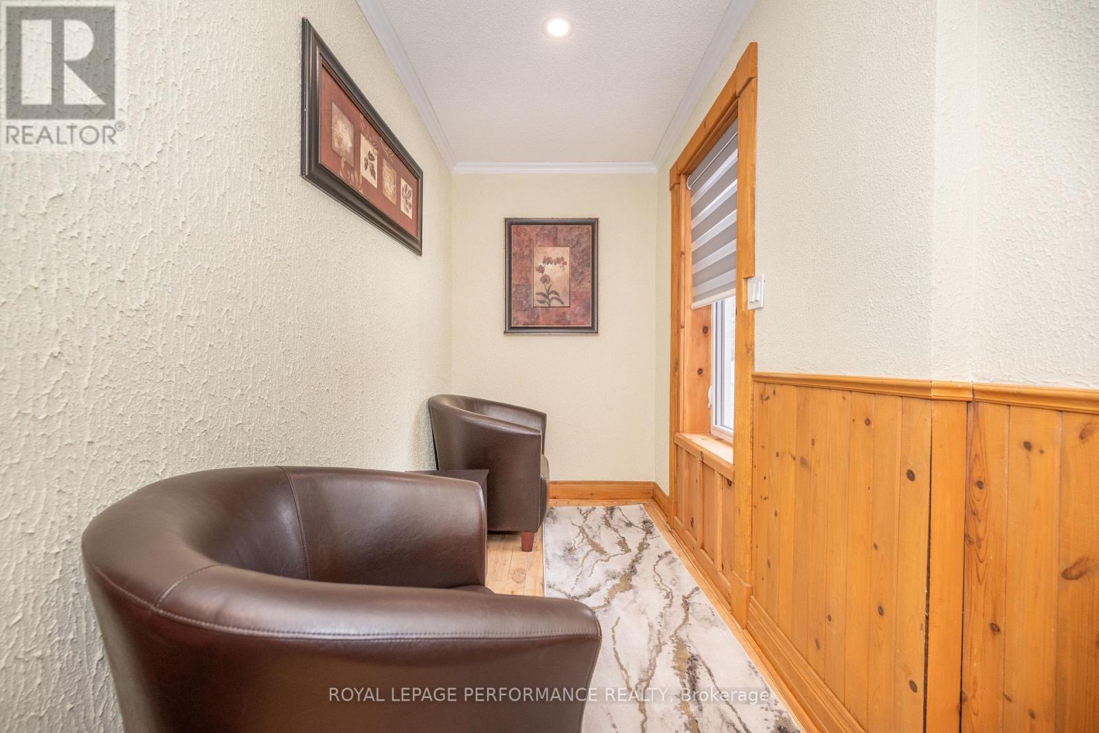 1371 VICTORIA STREET - 31
