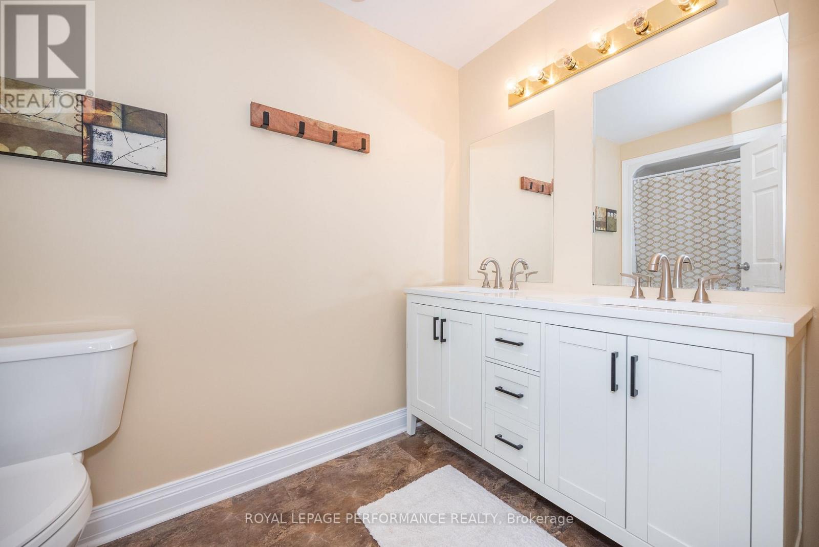 1371 VICTORIA STREET - 33