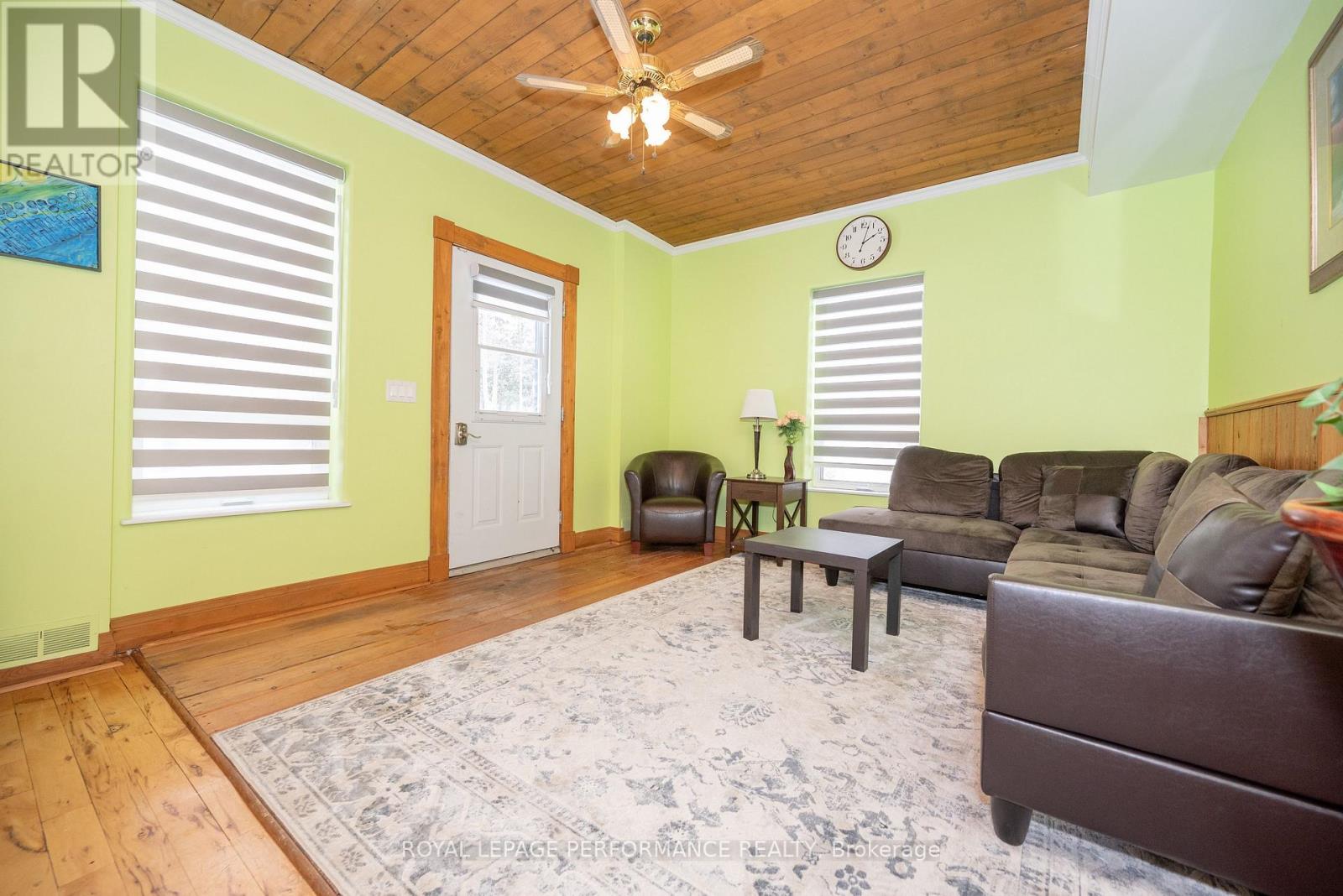 1371 VICTORIA STREET - 26