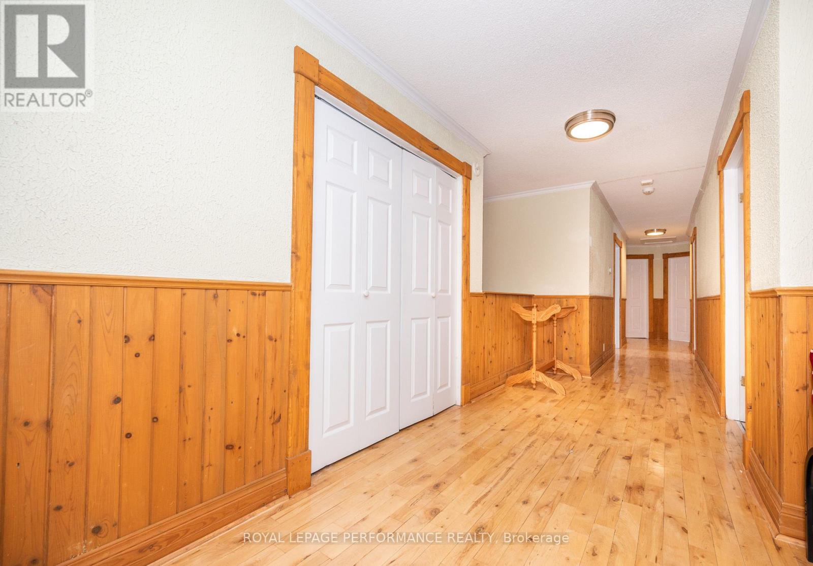 1371 VICTORIA STREET - 30