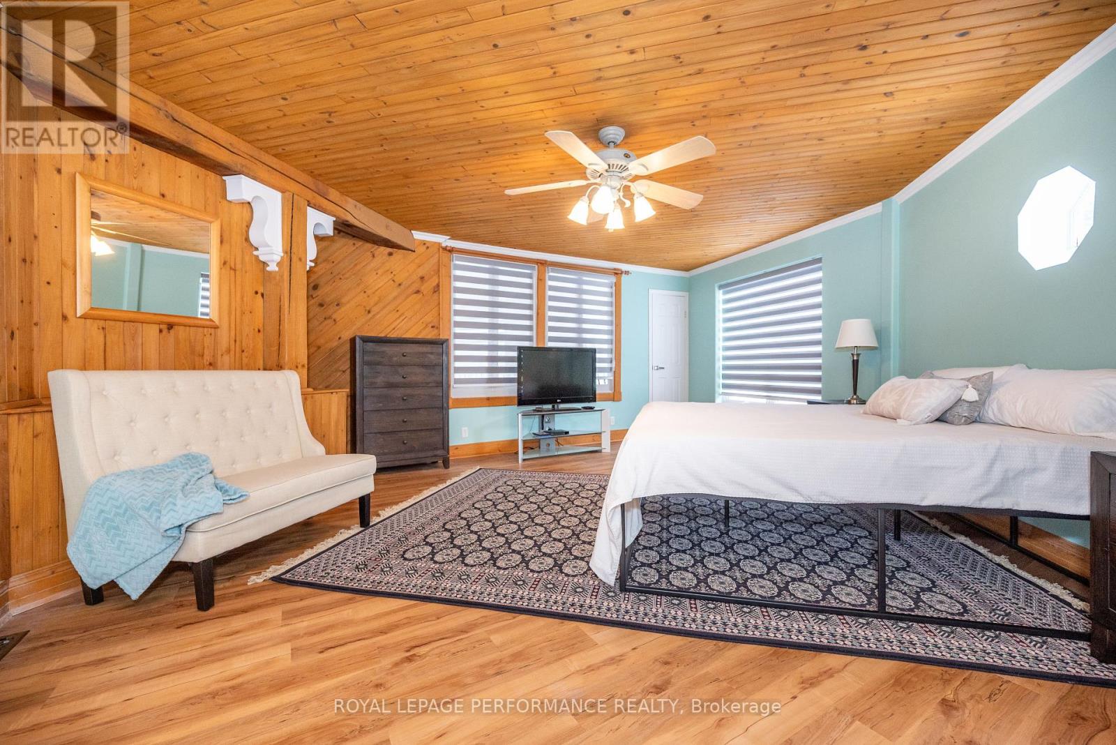 1371 VICTORIA STREET - 32
