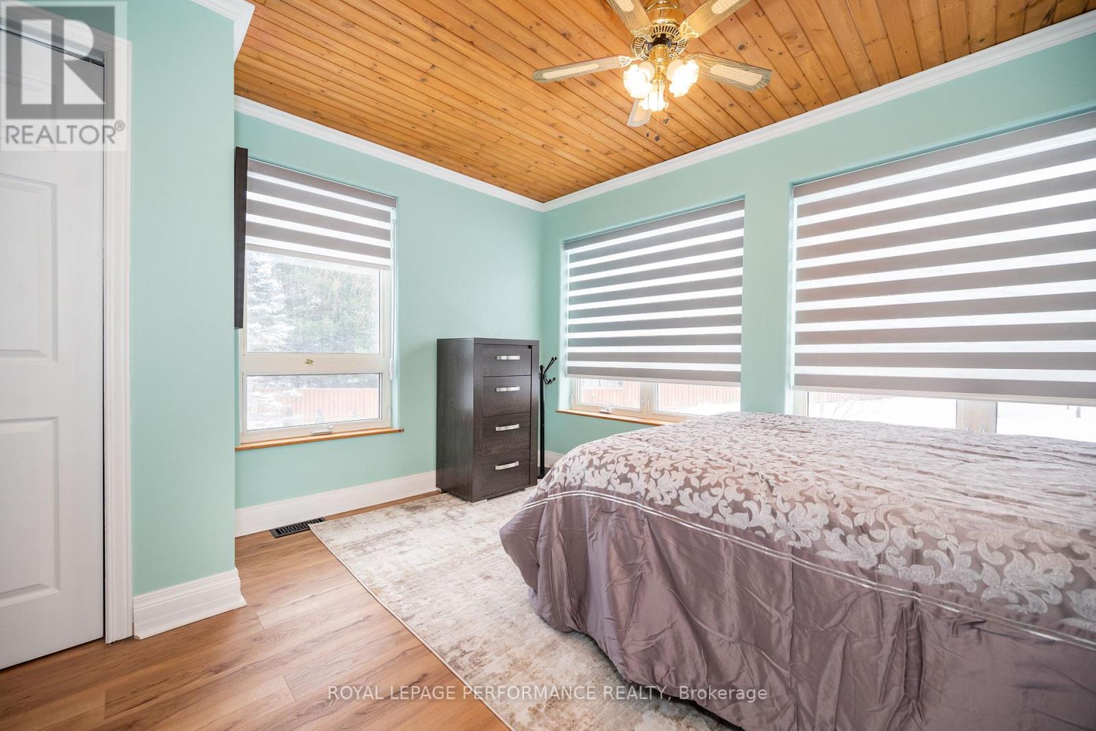 1371 VICTORIA STREET - 41