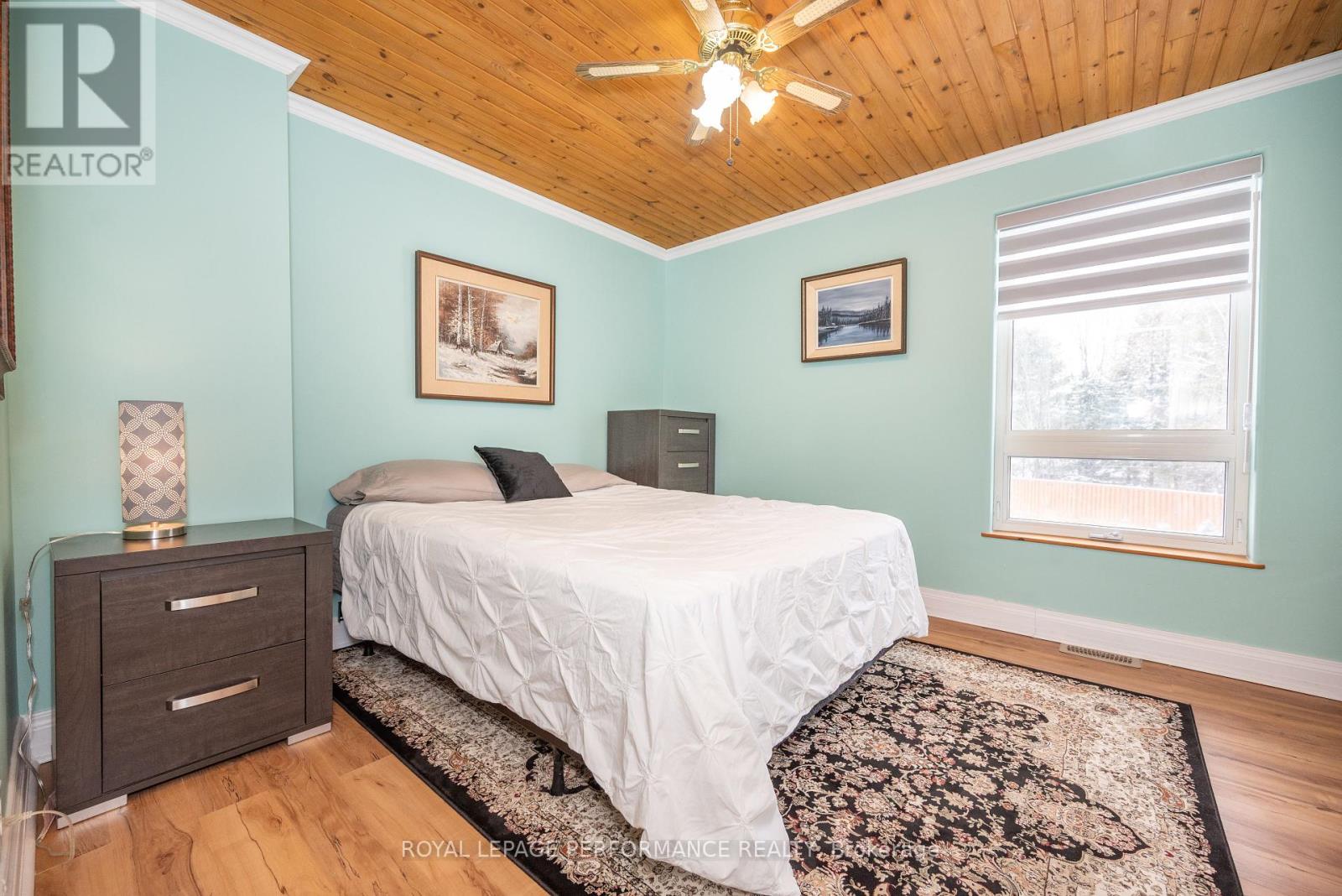 1371 VICTORIA STREET - 40