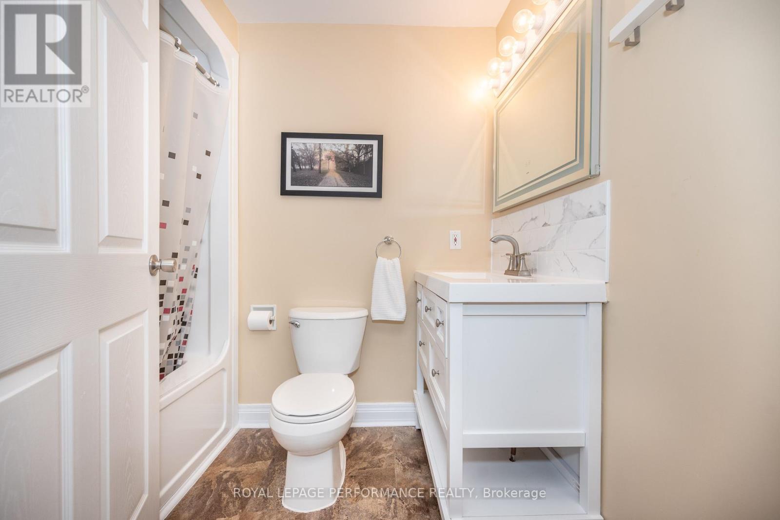 1371 VICTORIA STREET - 43