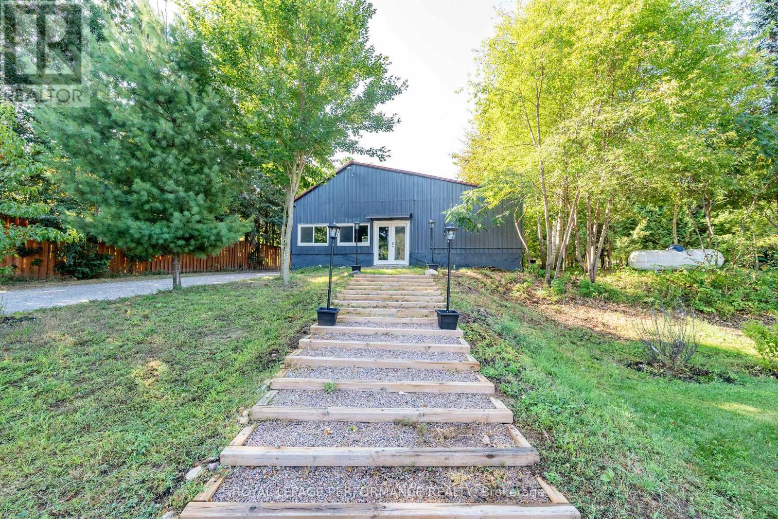 1371 VICTORIA STREET - 44
