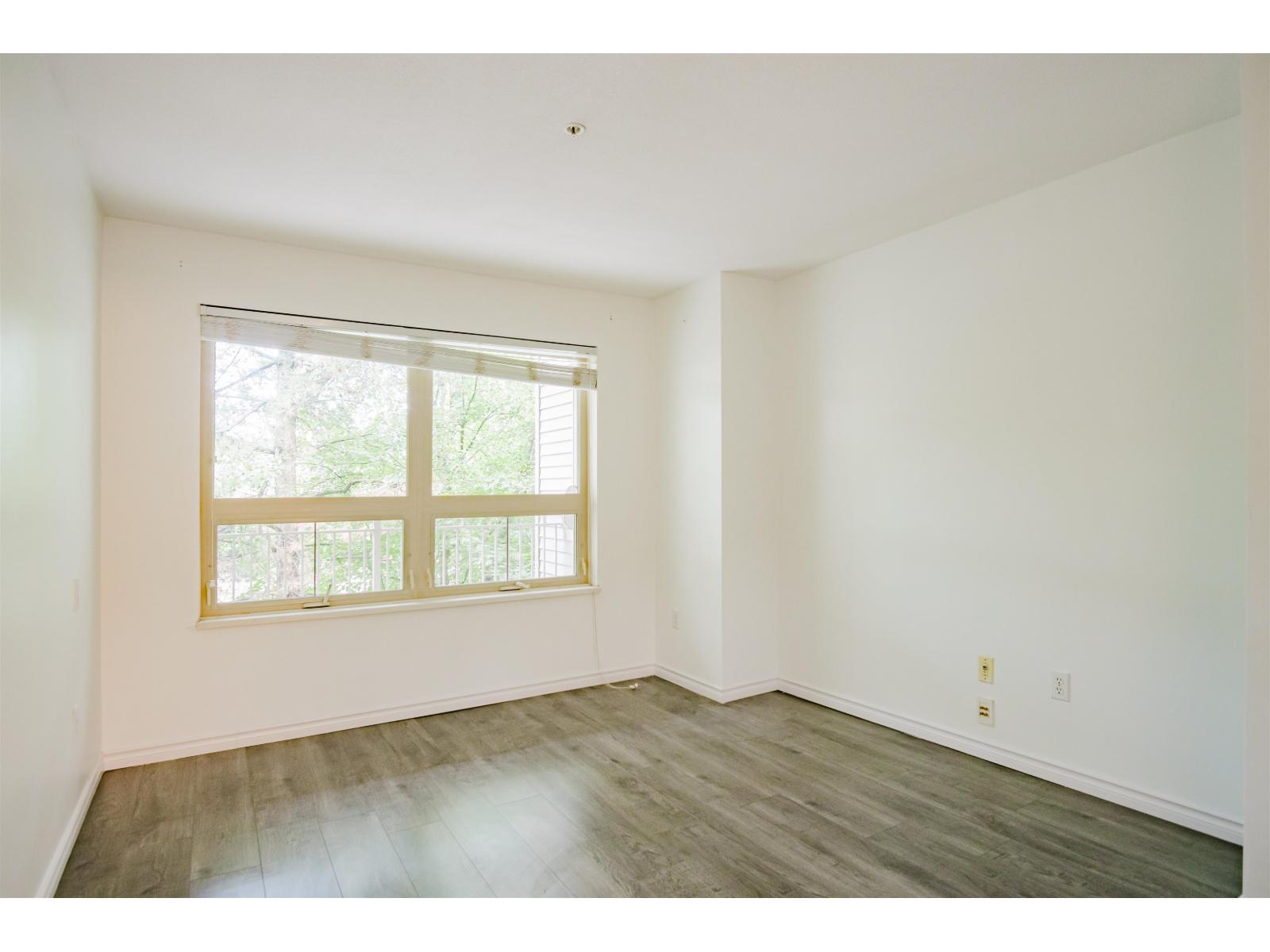 Photo 10 of 307 15210 Guildford Drive, Surrey BC
