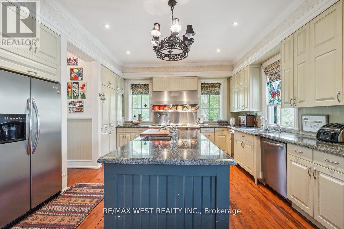 Photo 2 of 103 Thomas Street, Milton ON