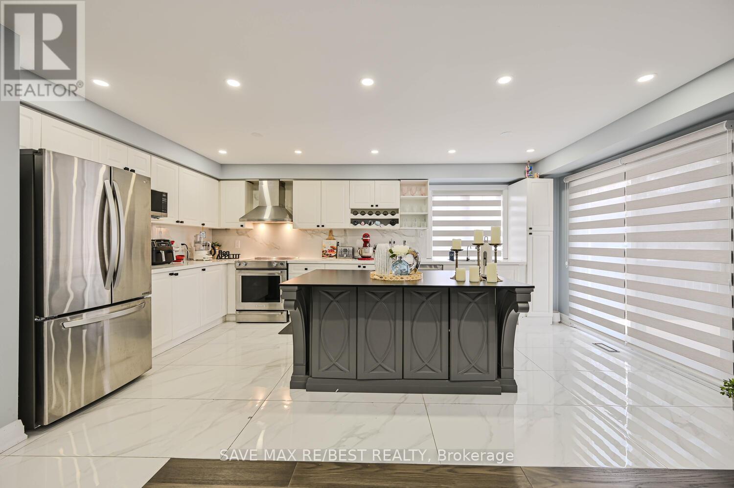 Photo 14 of 29 Baccarat Crescent, Brampton ON