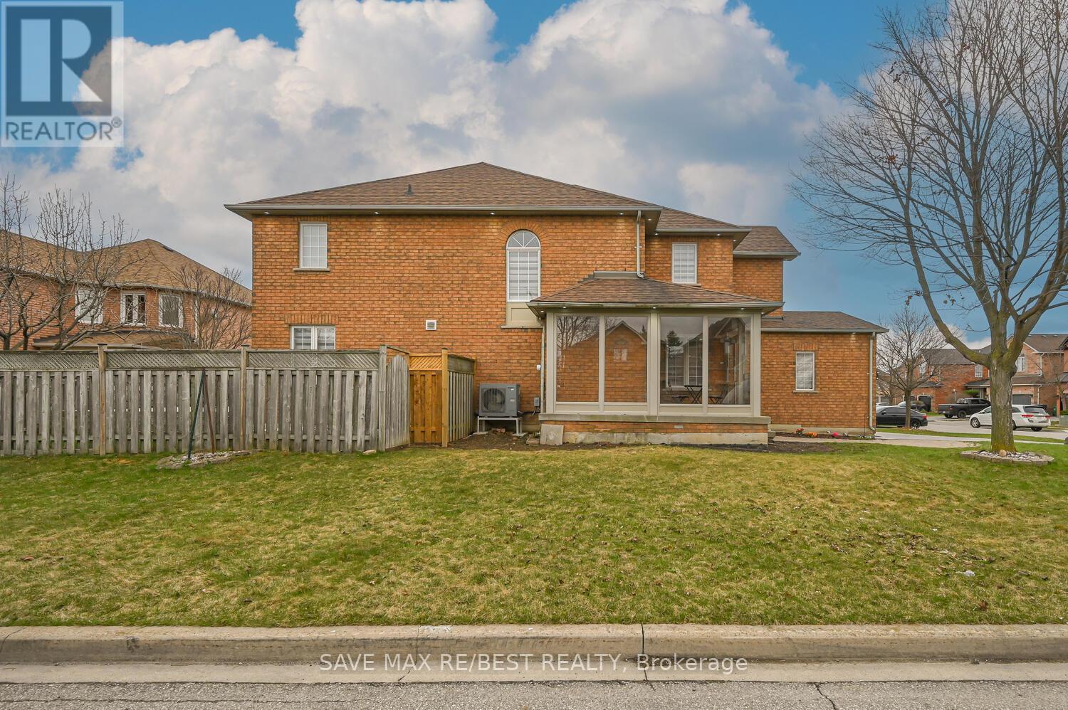 Photo 2 of 29 Baccarat Crescent, Brampton ON