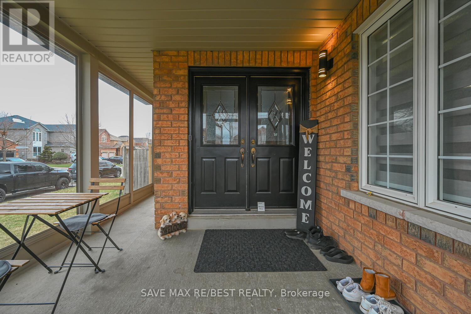 Photo 5 of 29 Baccarat Crescent, Brampton ON