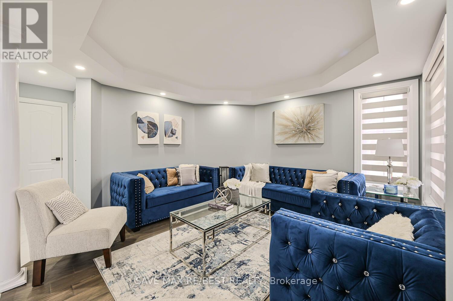 Photo 8 of 29 Baccarat Crescent, Brampton ON