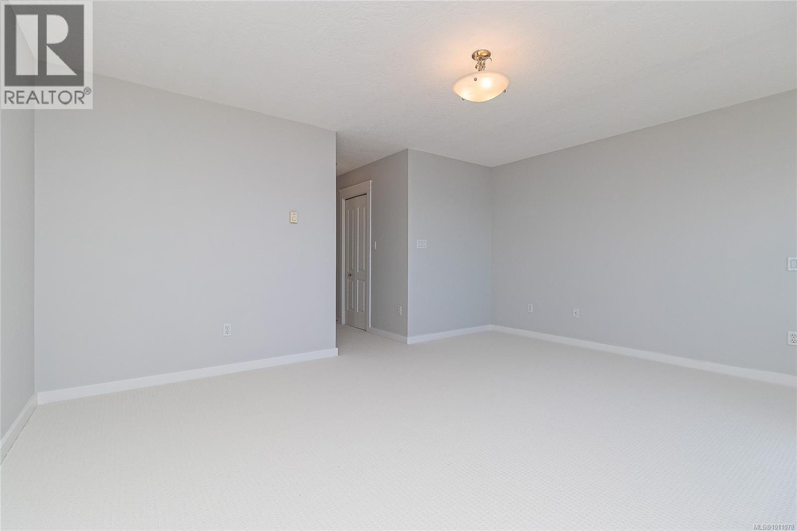  9460 Lochside Drive, Sidney