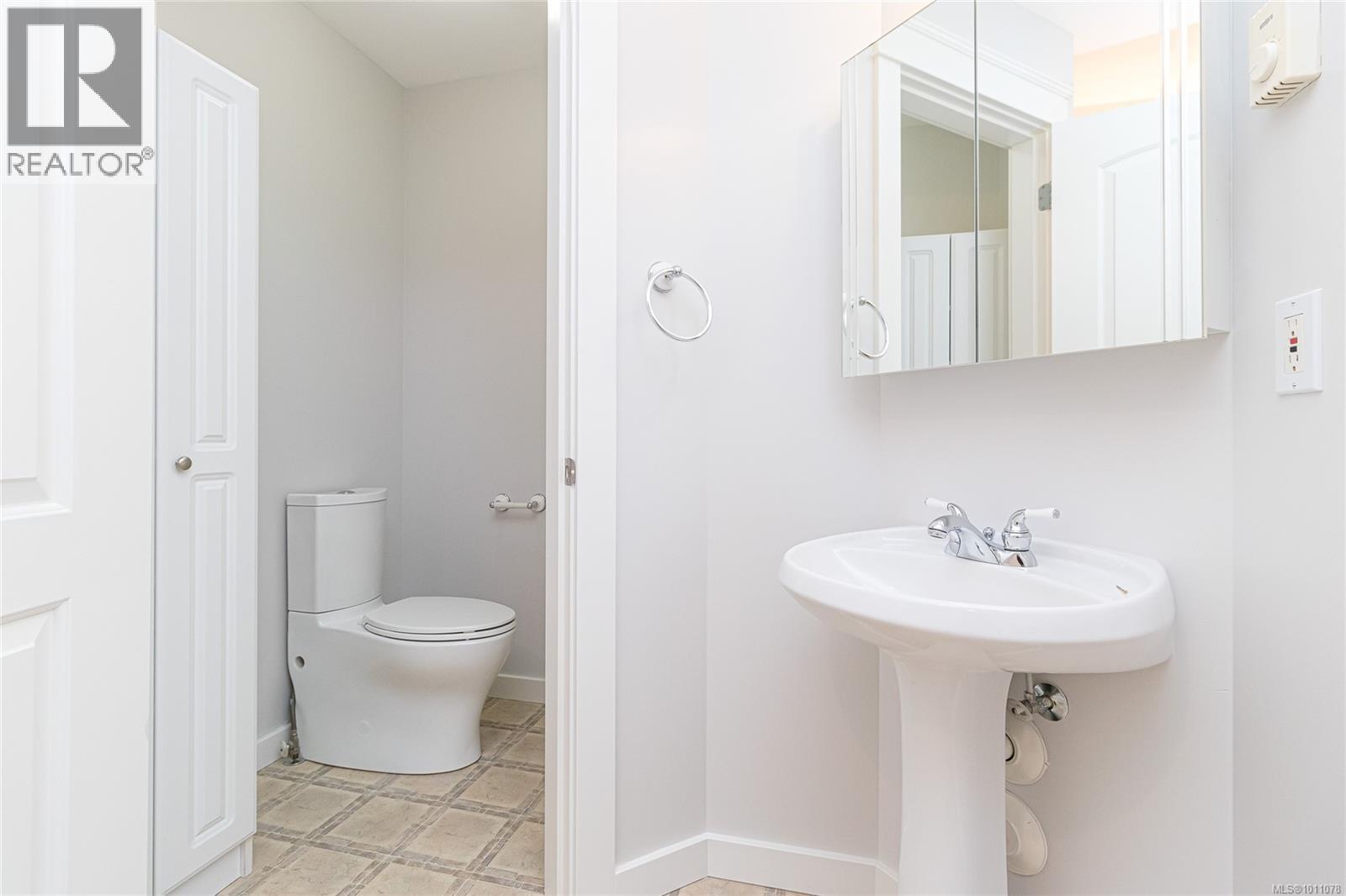  9460 Lochside Drive, Sidney