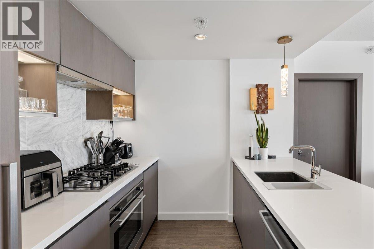 Photo 3 of 1611 68 Smithe Street, Vancouver BC