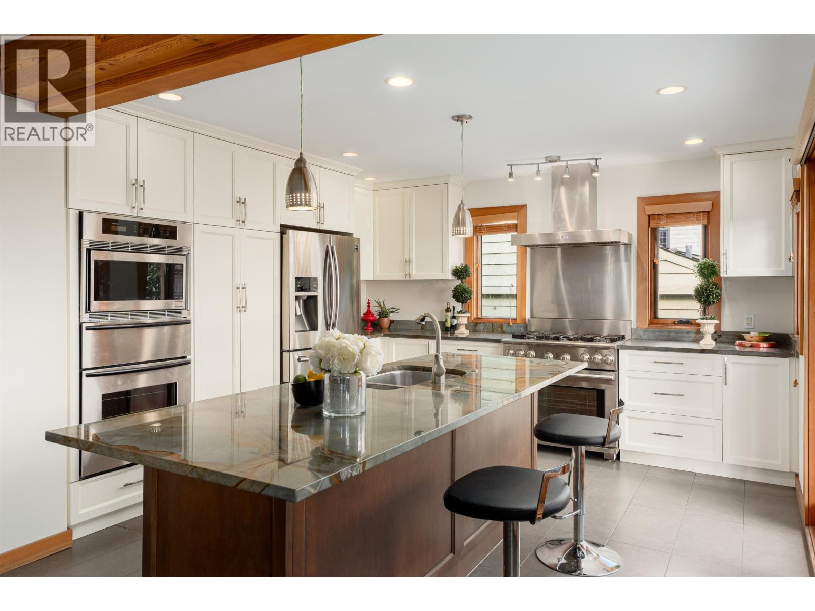 Photo 10 of 2436 Mathers Avenue, West Vancouver BC