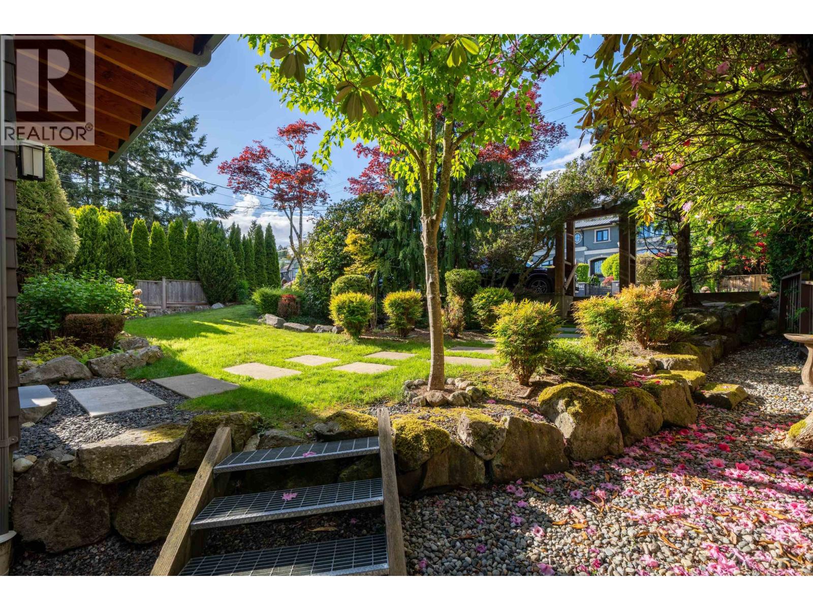 Photo 35 of 2436 Mathers Avenue, West Vancouver BC