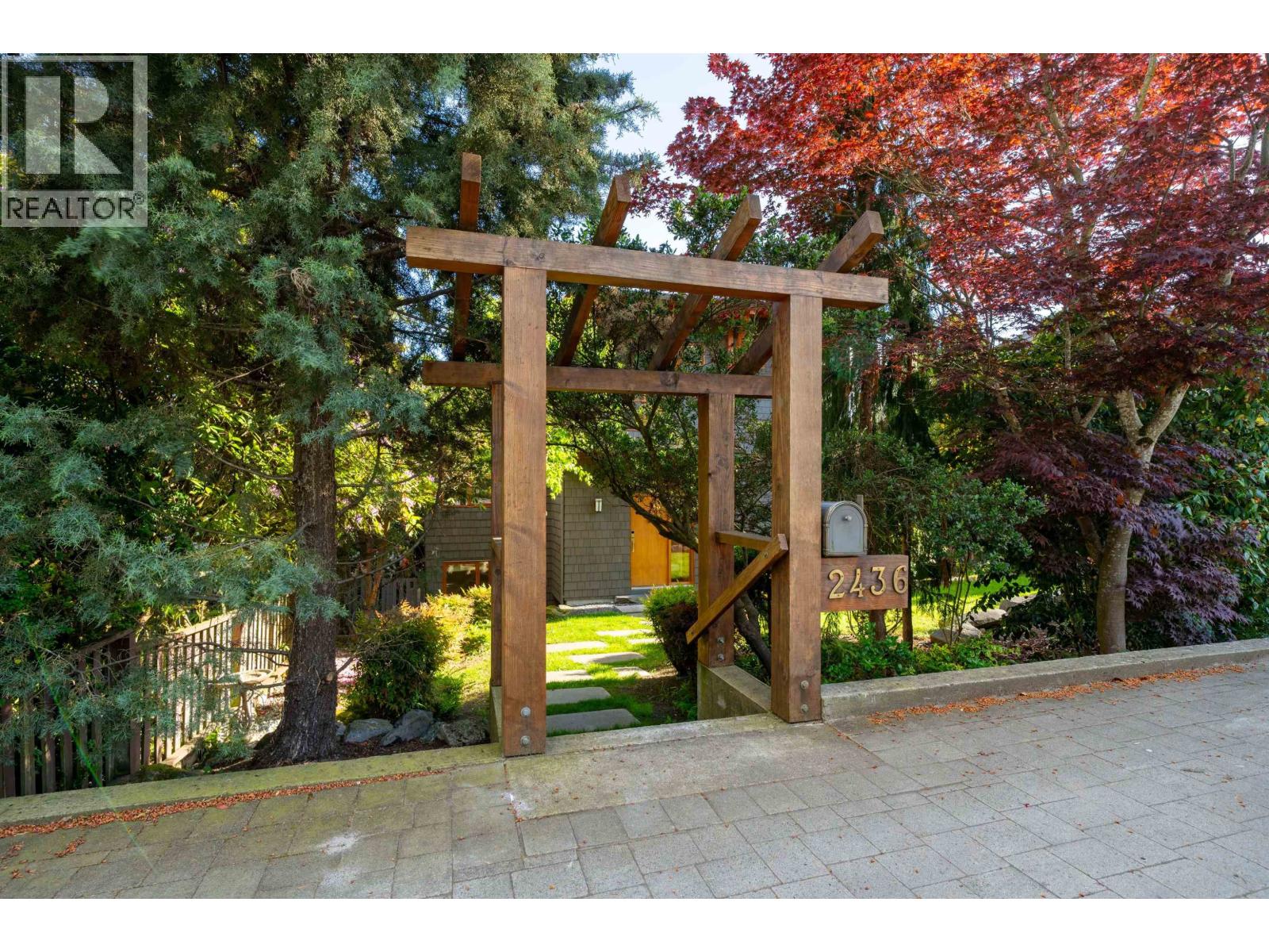 Photo 36 of 2436 Mathers Avenue, West Vancouver BC