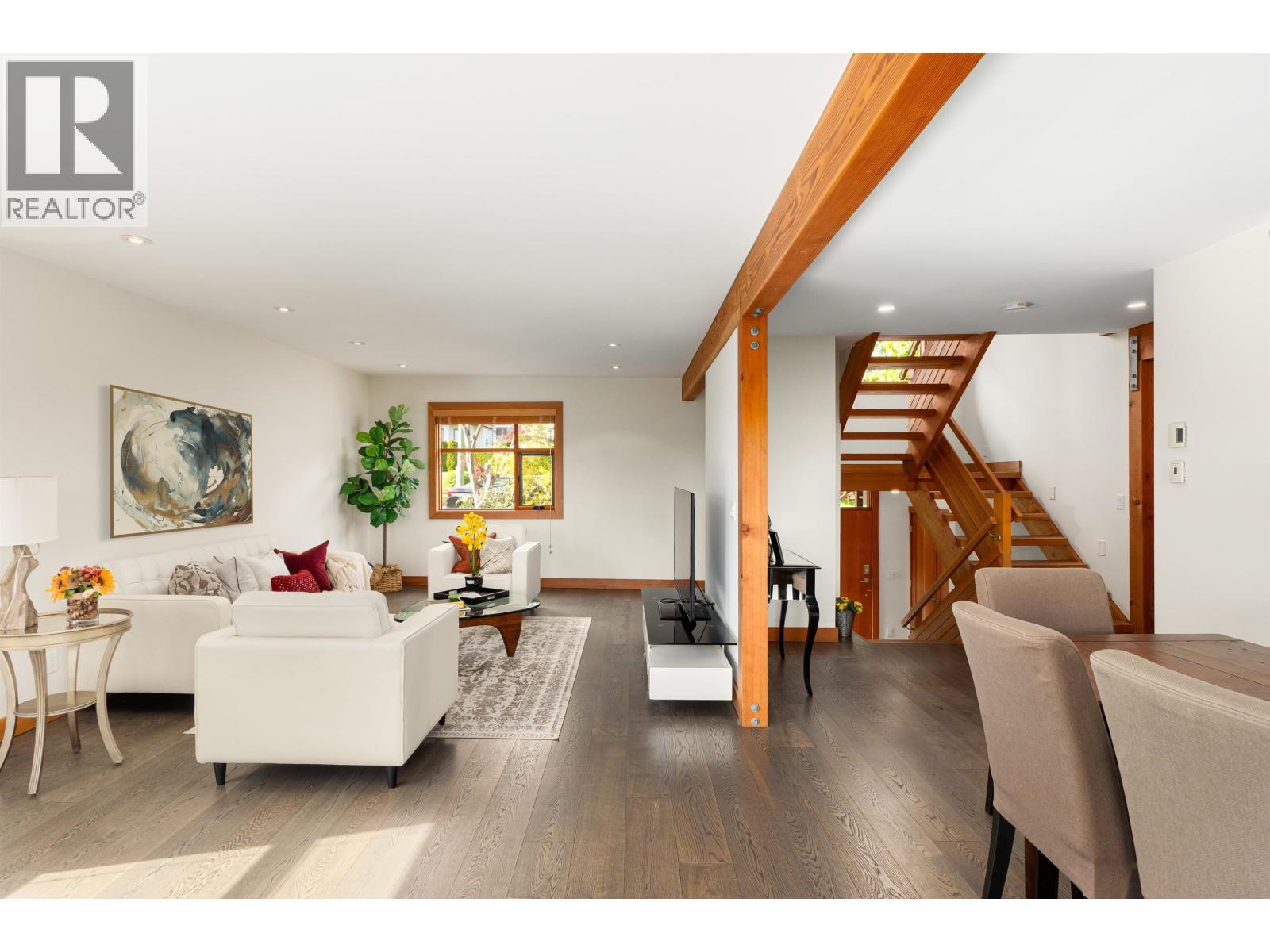 Photo 5 of 2436 Mathers Avenue, West Vancouver BC
