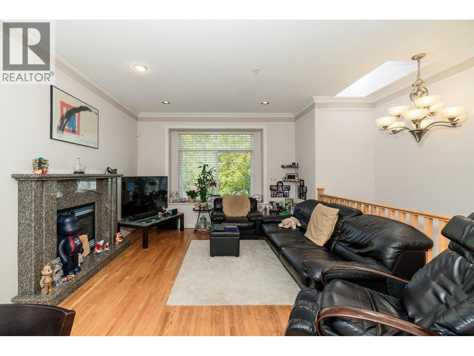 Photo 3 of 952 E 31st Avenue, Vancouver BC