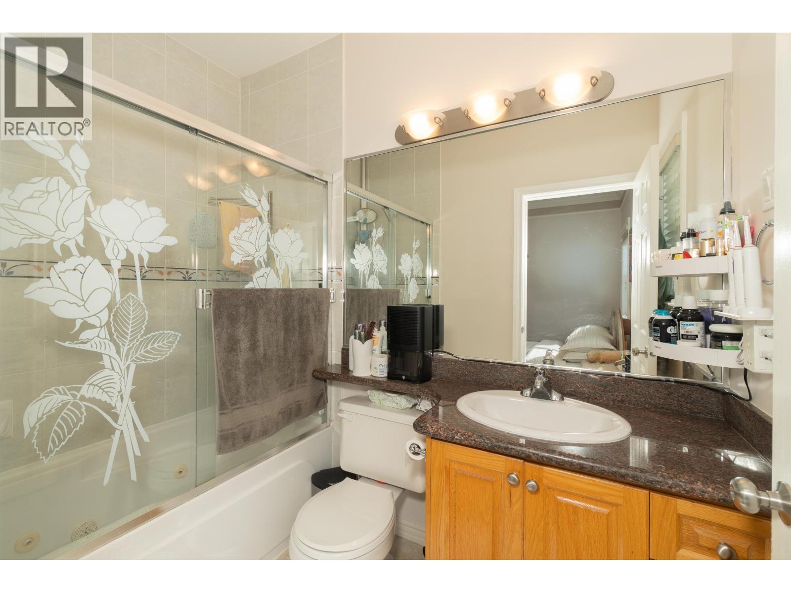 Photo 10 of 952 E 31st Avenue, Vancouver BC